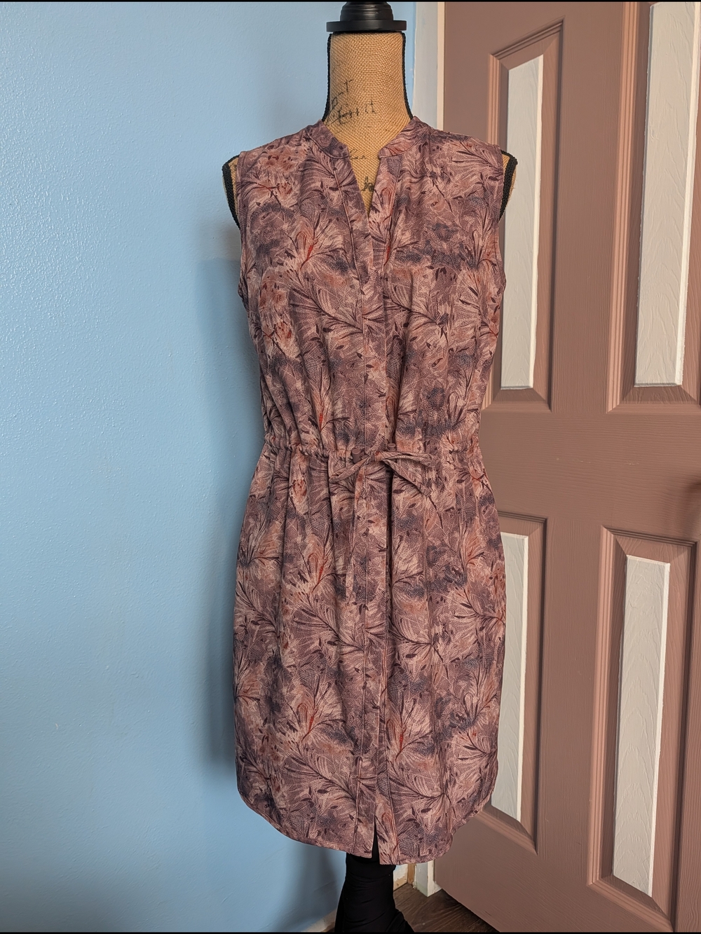 Mondetta Sleeveless Feather-Print Shirt Dress in Mauve and Dusty Rose
